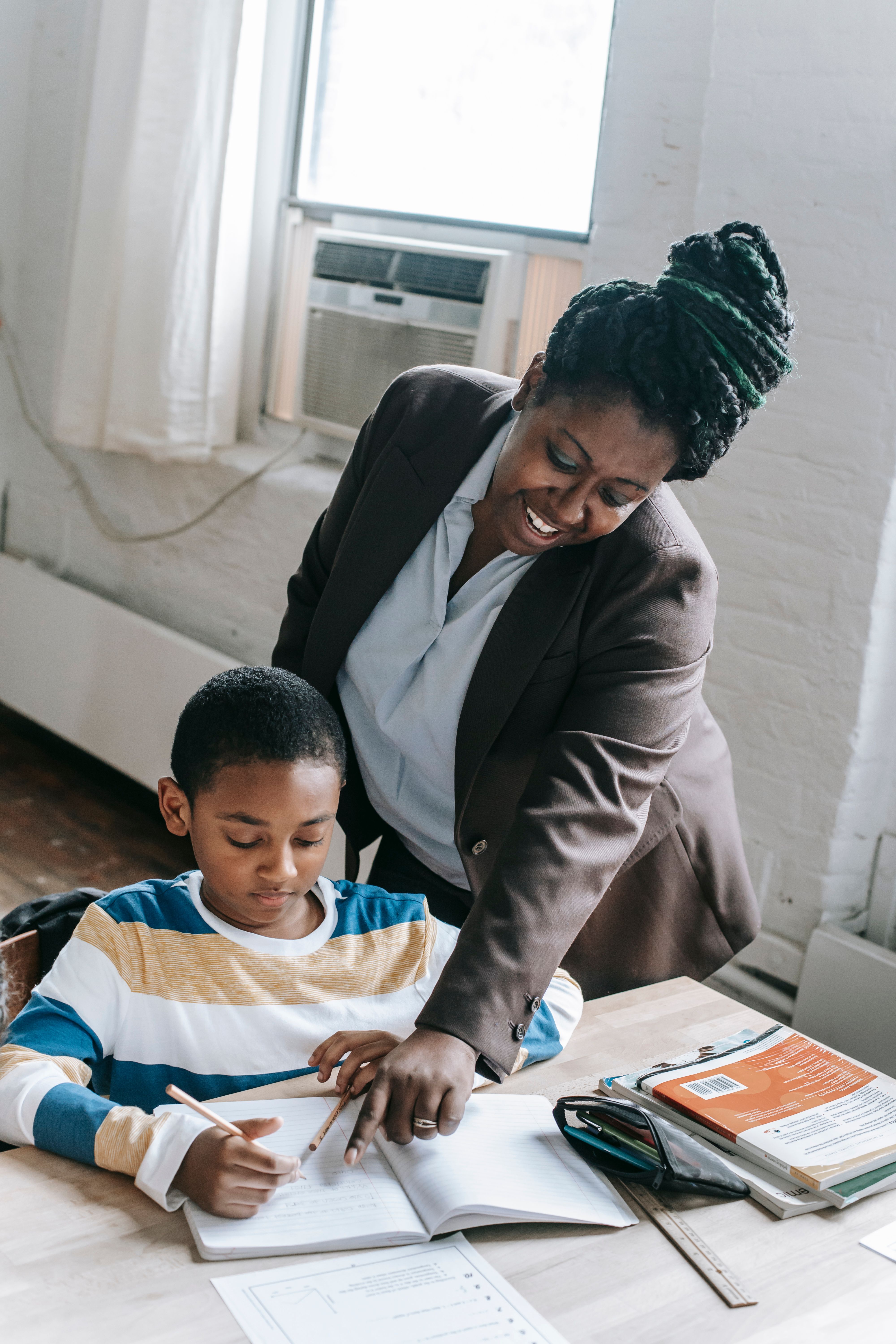 Professionnelle attentive auprès d’un jeune enfant
